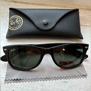 Black Ray-Ban new wayfarer